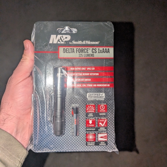 Smith & Wesson M&P Delta Force CS 1xAAA 125 Lumen Flashlight with 4 Modes - Picture 3 of 3